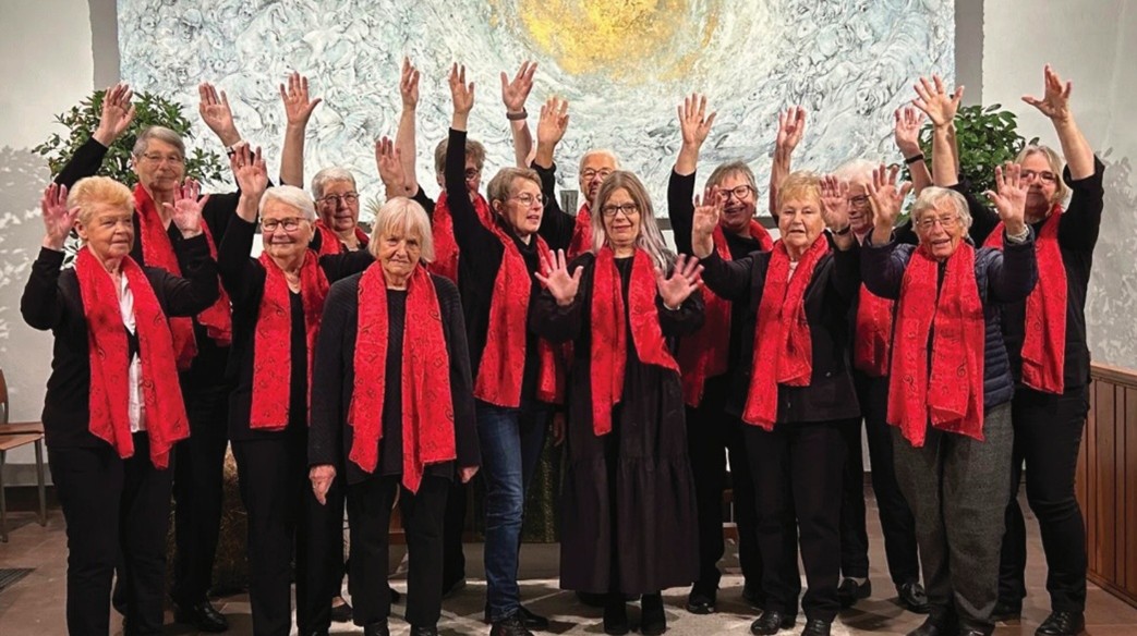 Mitglieder des Singkreises vor dem Altar in der Kirche in Heinsen